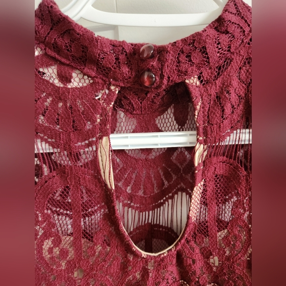 Mock-neck lace top - Picture 6 of 15